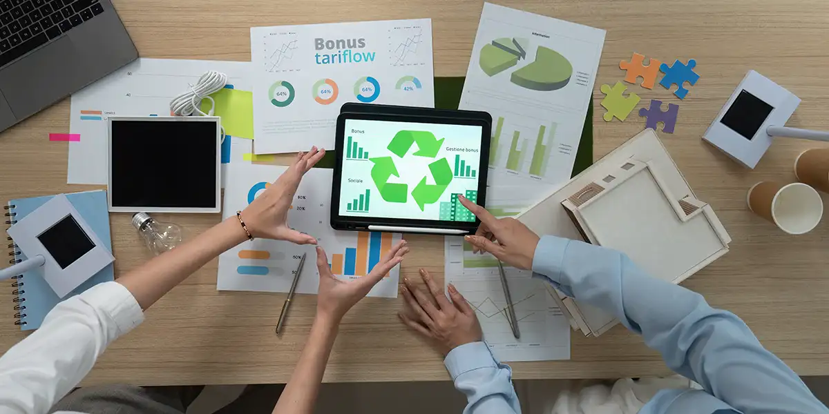 Team che analizza la gestione del Bonus Sociale Rifiuti su tablet con grafici e simboli di riciclo